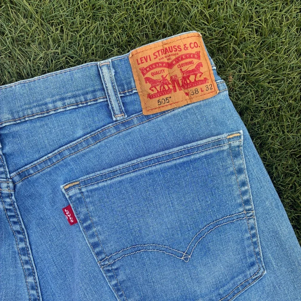 Levis 505 Regular Fit Jeans Mens 37x31 Light Wash Blue Straight Leg Denim Pants